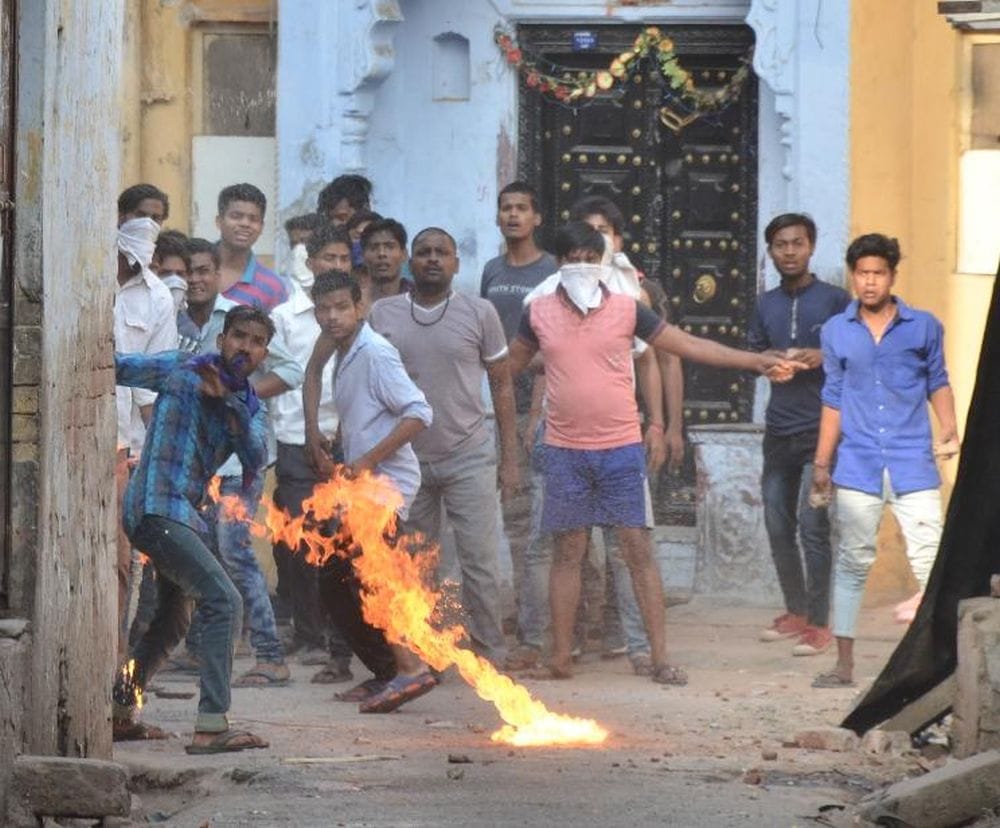 agra protesters throw stones at policemen