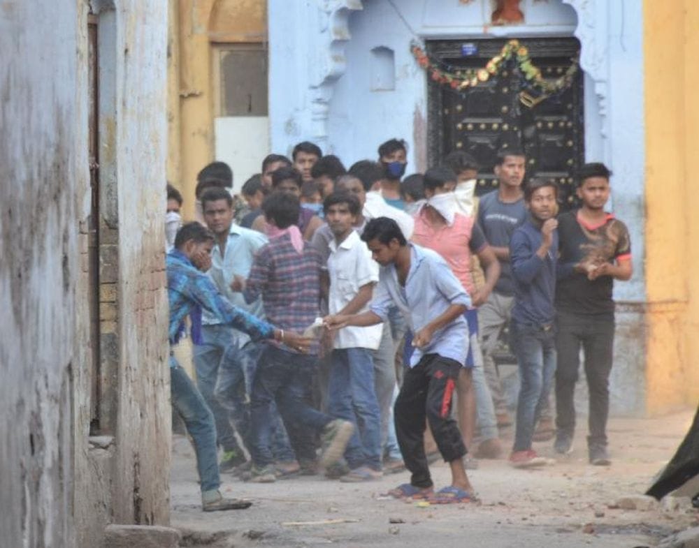 agra protesters throw stones at policemen