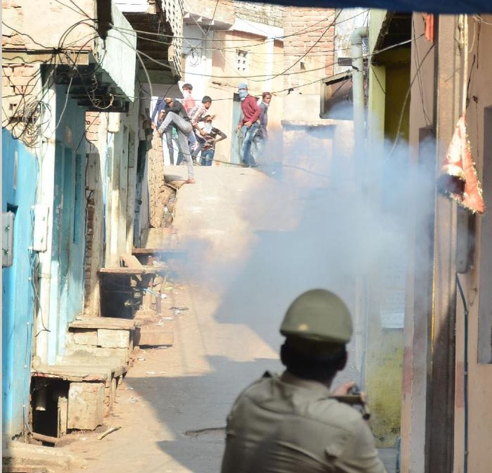 agra protesters throw stones at policemen
