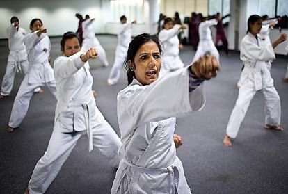 Self Defence Training Programme For Government School Girl Students - Amar Ujala Hindi News Live - सराहनीय पहल:स्कूली छात्राओं को आत्मरक्षा के गुर सिखाने को मास्टर ट्रेनर आगे आएं ...