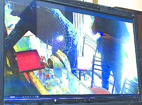 Jewellery around 60 gram duped from Jeweller