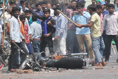 SC-ST Act: Tricolor in the hands, the rioters resorting to violence