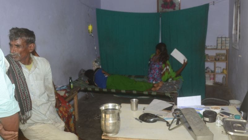 झोलाछाप कर रहे जान से  खलवाड़