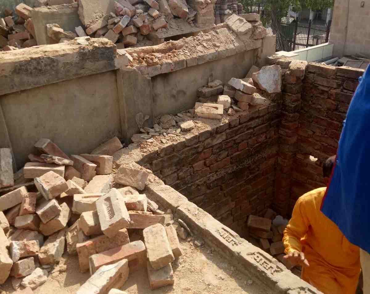 Debris dropped while break the building at kashi vishwanath corridor