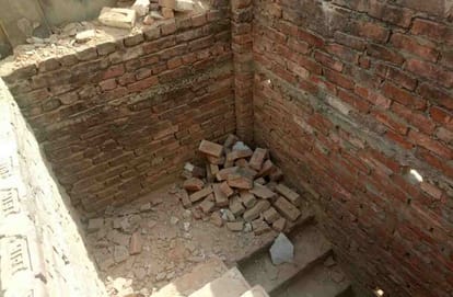 Debris dropped while break the building at kashi vishwanath corridor