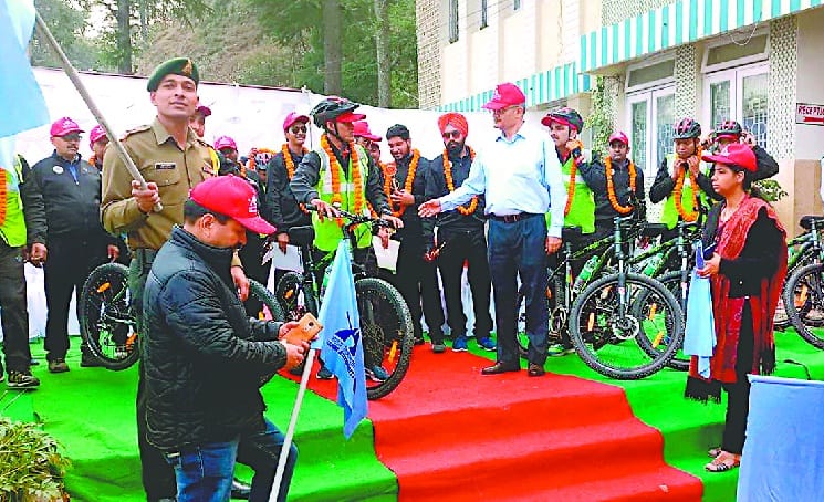 Cycle passenger team leaves for Almora from Kausani