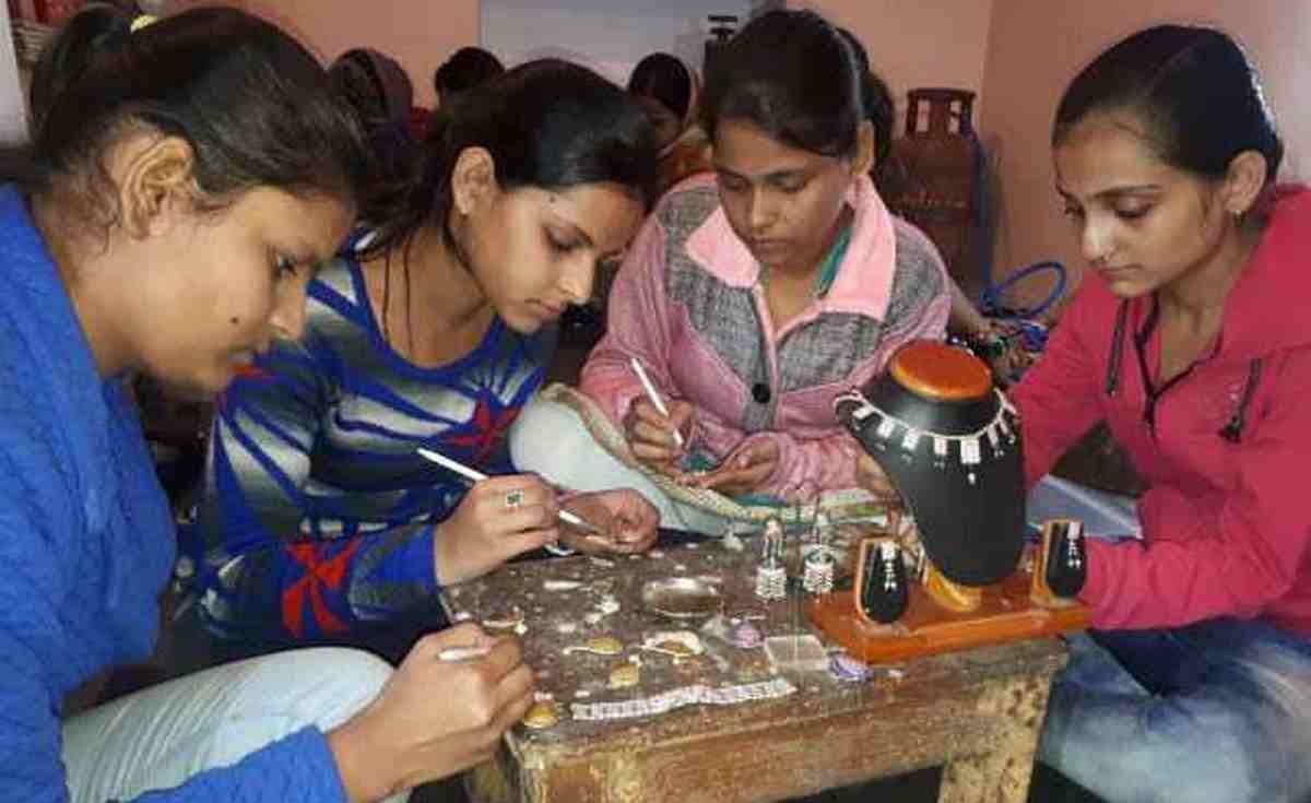 Varanasi girl move forward enamelling business 