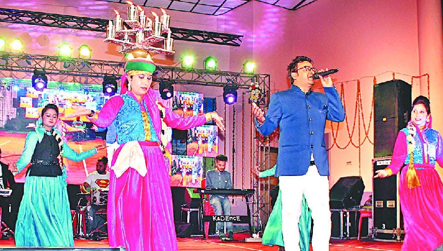 बोतला फूटी हाय रे नातिया गीत पर जम कर थिरके युवा