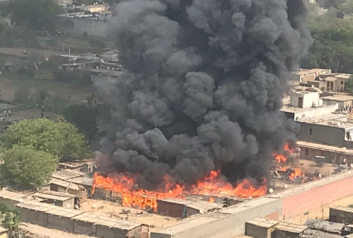 slum catches fire in ghaziabad indirapuram kanawani area 6 fire tender at spot and all detail