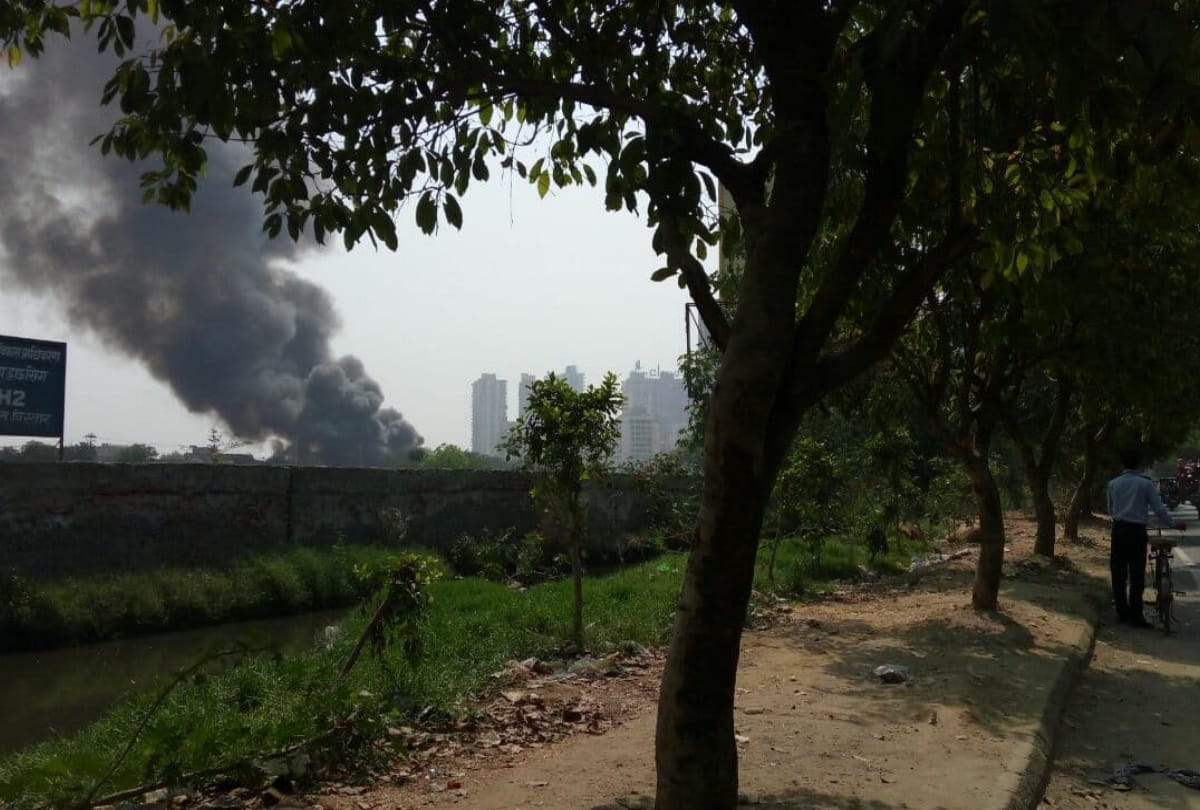 fire catches in okhla phase-1 landfill site, 8 fire tenders at spot and all updates