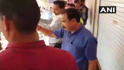 SCST Act : bjp mp from agar caught forcing shop owners to close shops during bharat band