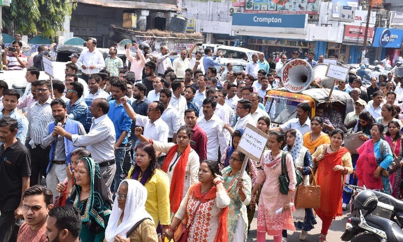 एससी एसटी कानून के बदलाव के विरोध में सड़क पर उतरे लोग