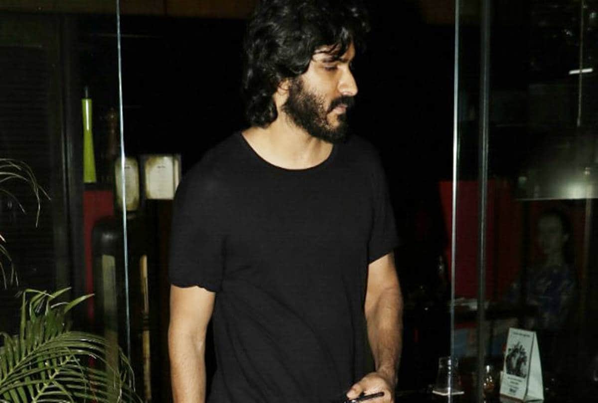 Harshwardhan Kapoor spotted with Pooja Bedi daughter Alia outside restaurant