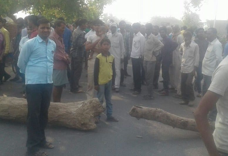 Villagers jaamed road after the death of student in road accident