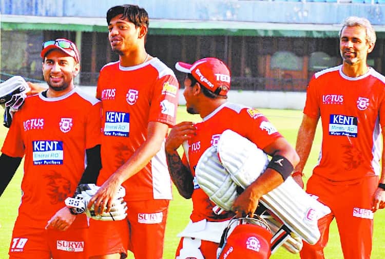 ipl11, Preity Zinta in Mohali Stadium with kings XI punjab team