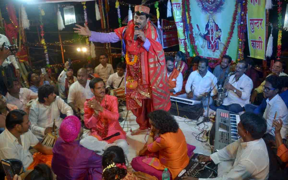 Manoj tiwari sing a song at sheetla ghat in music fest