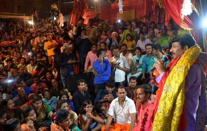 Manoj tiwari sing a song at sheetla ghat in music fest