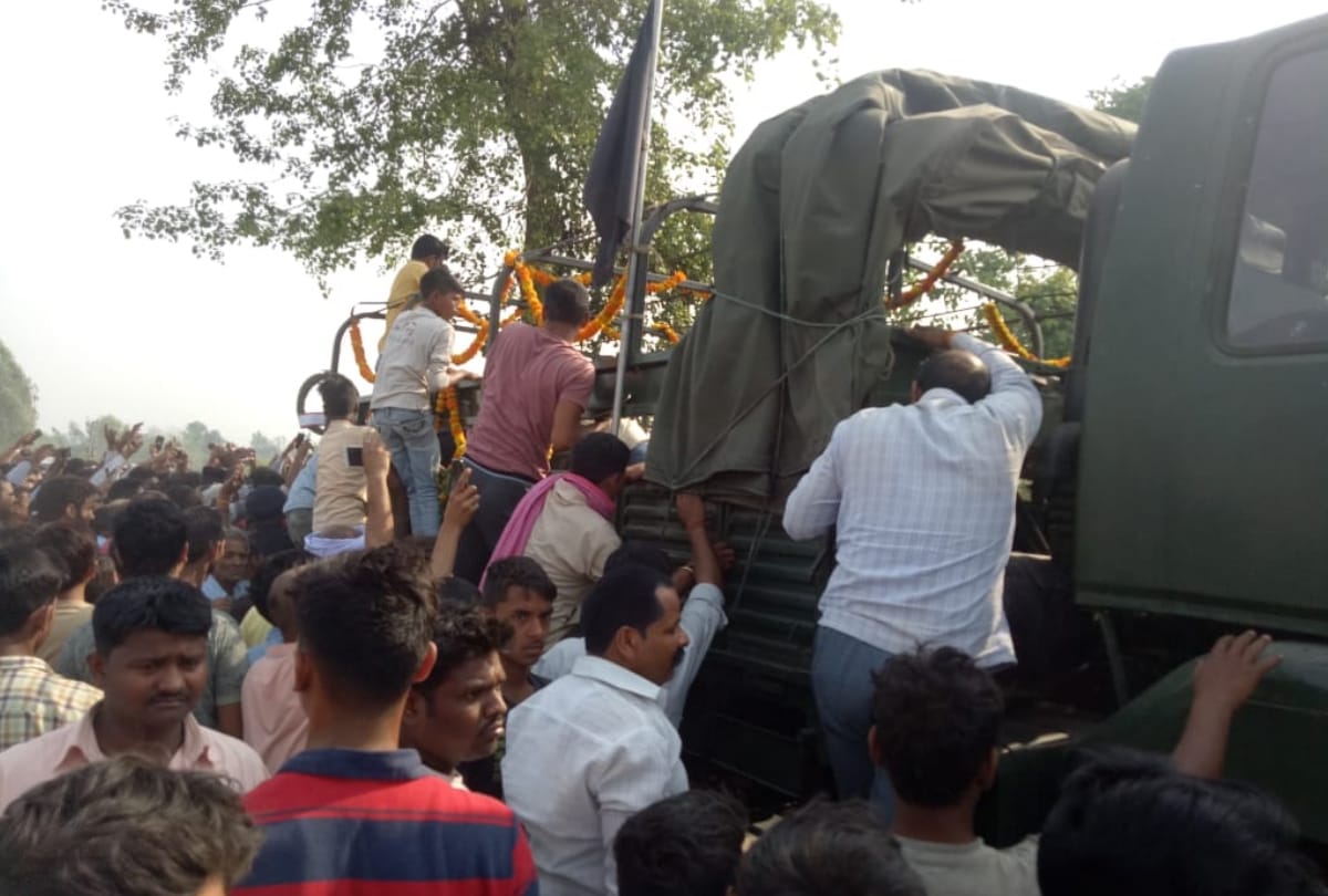 martyr Nilesh Singh's father said, we will not do cremation until CM Yogi will come