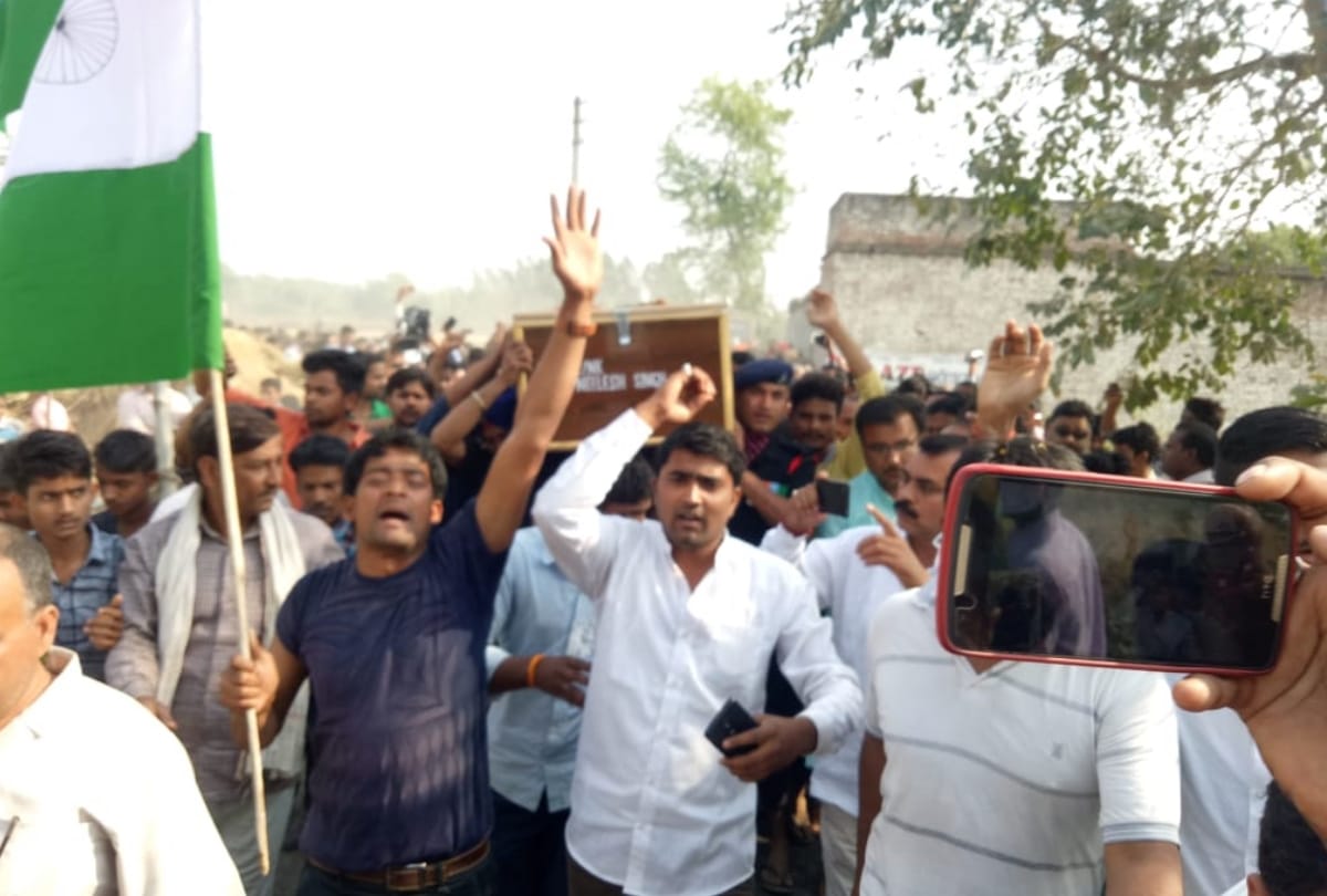 martyr Nilesh Singh's father said, we will not do cremation until CM Yogi will come