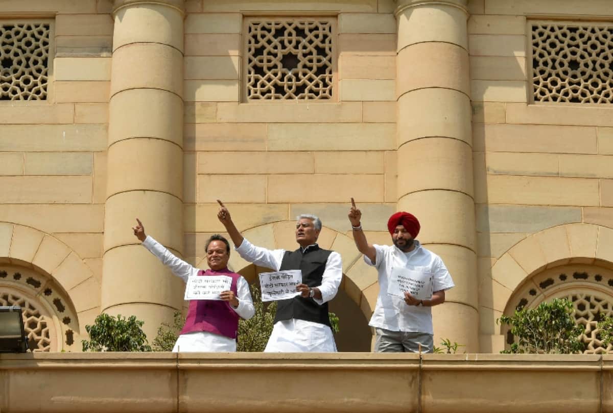 when congress mps climb upon parliament roof for compensation to 39 victim families kill in iraq