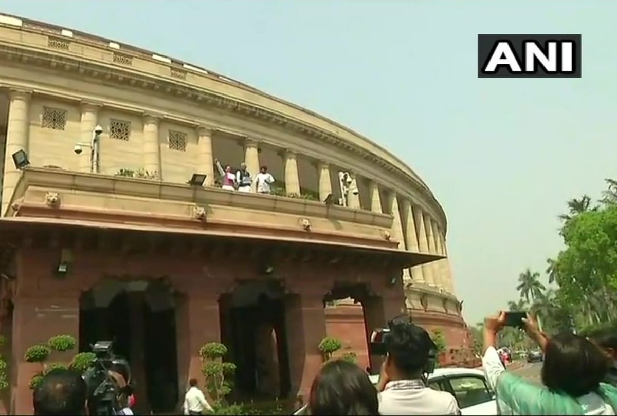 when congress mps climb upon parliament roof for compensation to 39 victim families kill in iraq