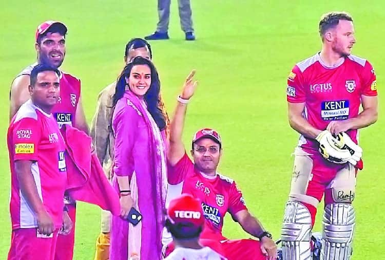 ipl11, Preity Zinta in Mohali Stadium with kings XI punjab team