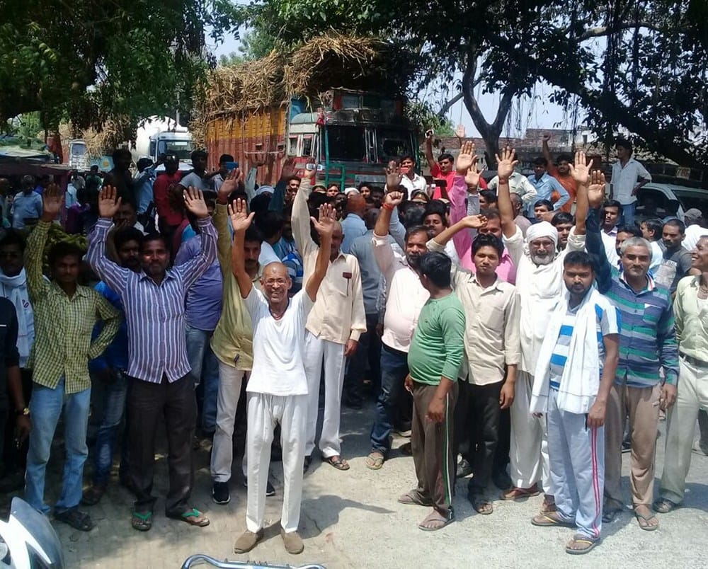 people protest againsg homeopathic hospital transfer