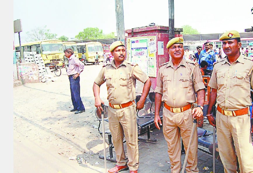 hinsa ka khouf , staff raha chutti par
