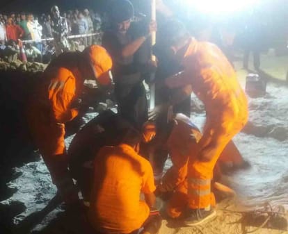 Three year old girl fall in seventy feet deep borwell in mirzapur