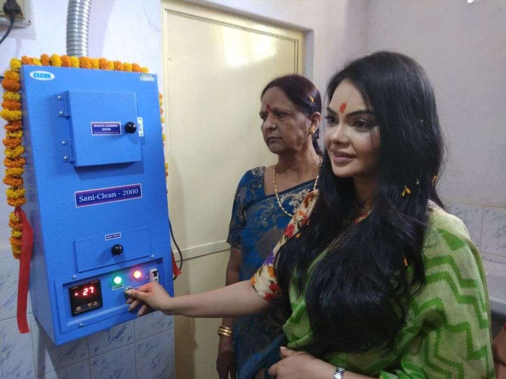 Mrs india earth shweta choudhary inaugurate sanitary napkin machine