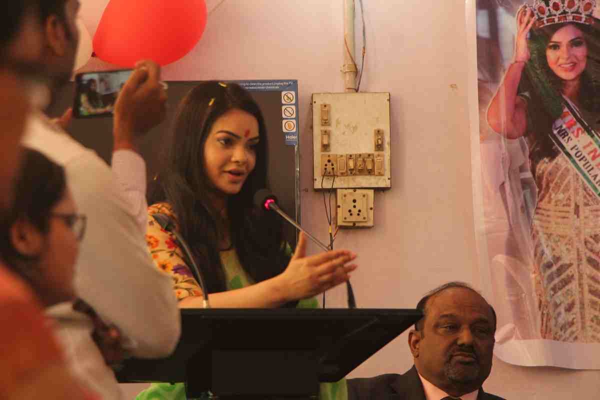 Mrs india earth shweta choudhary inaugurate sanitary napkin machine