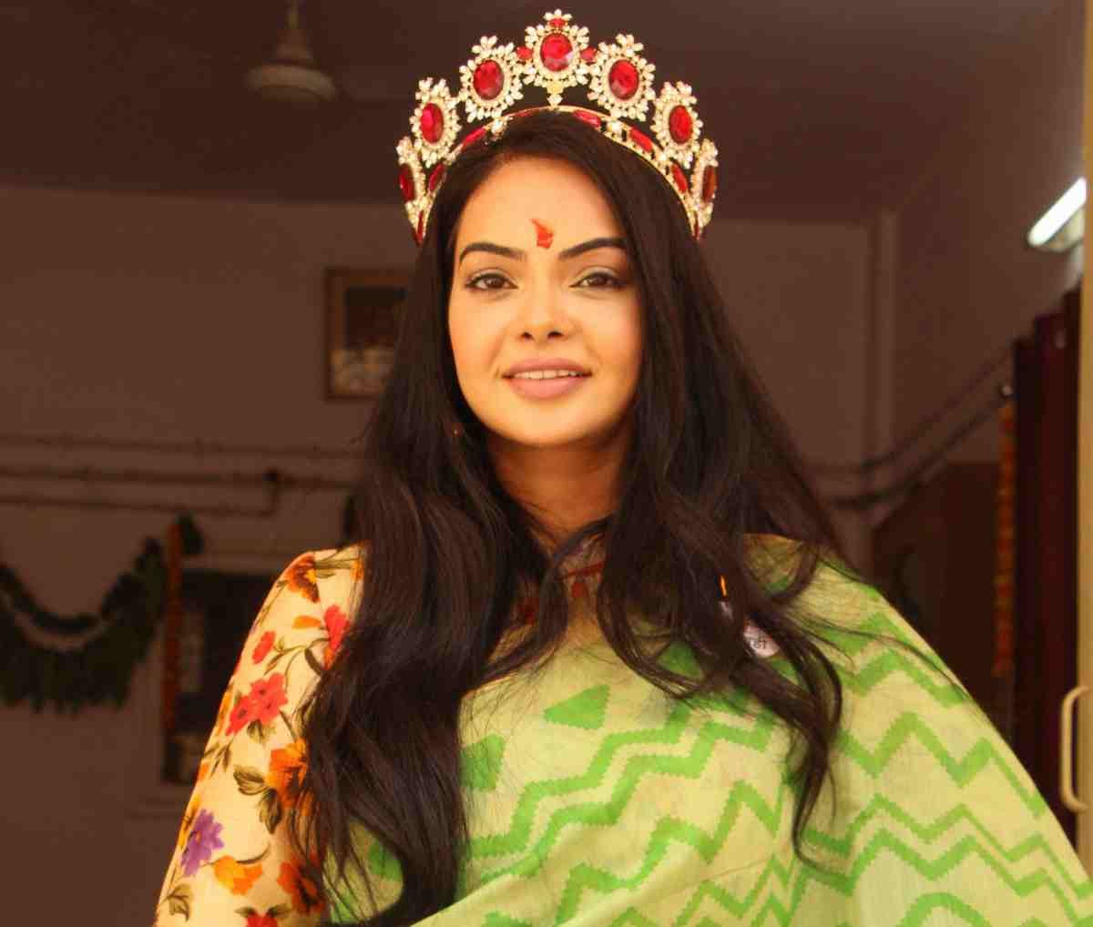 Mrs india earth shweta choudhary inaugurate sanitary napkin machine