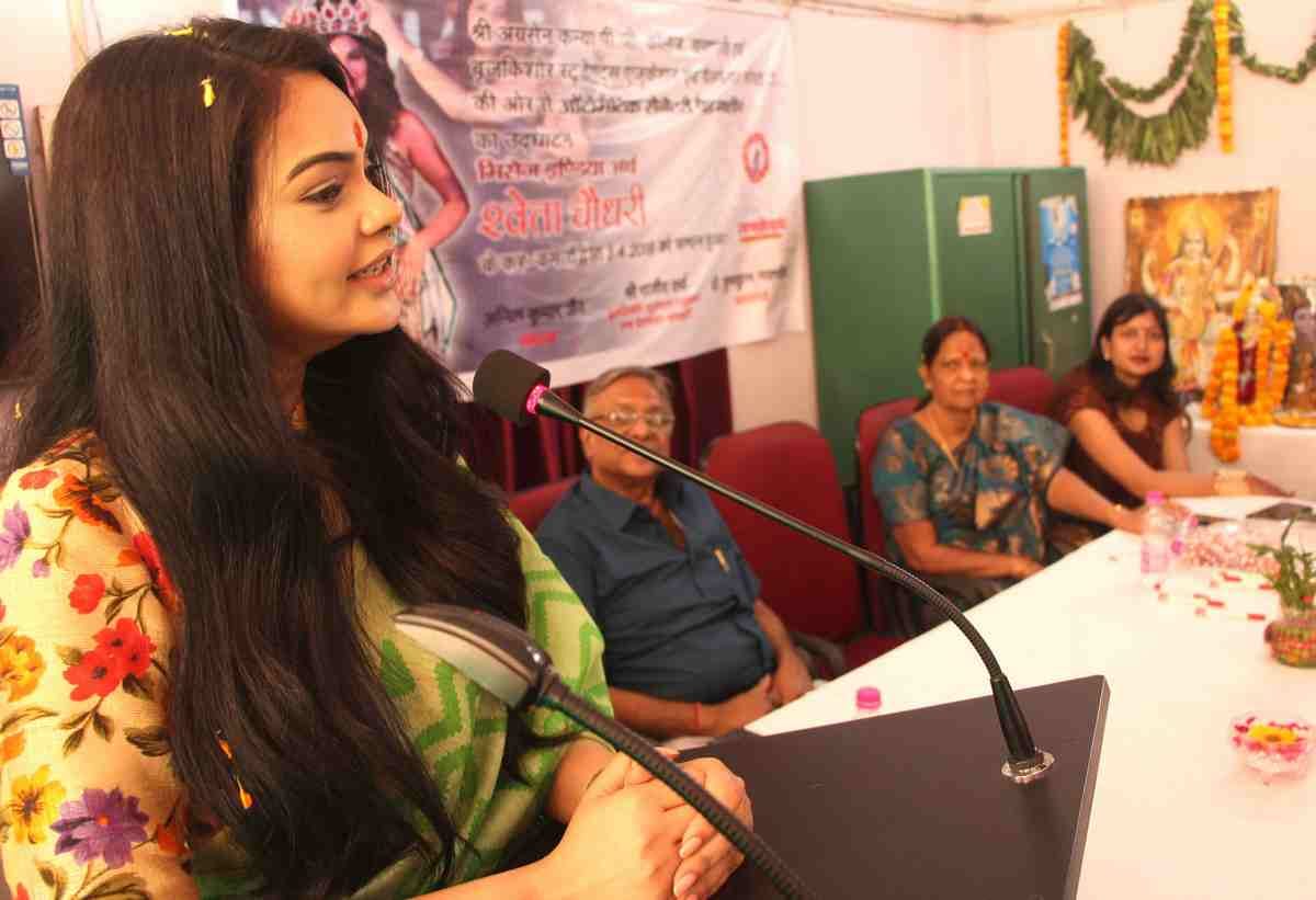Mrs india earth shweta choudhary inaugurate sanitary napkin machine
