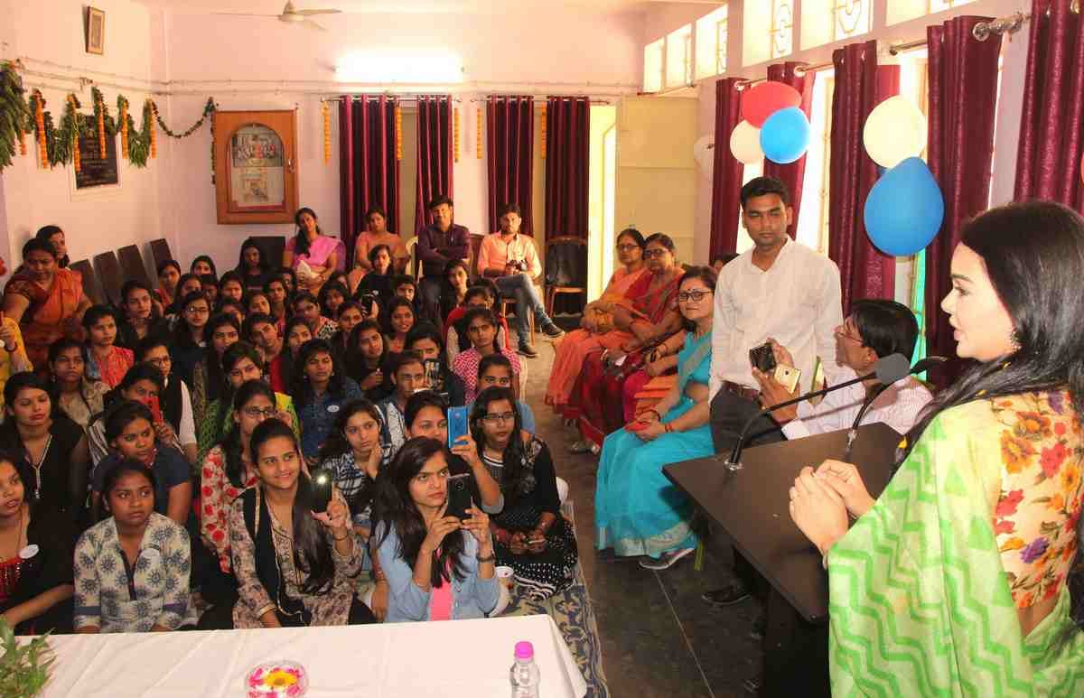 Mrs india earth shweta choudhary inaugurate sanitary napkin machine