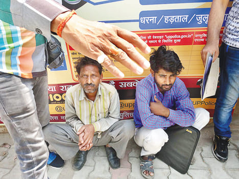  एसटीएफ की निगरानी में कछुआ तस्कर और ट्रक चालक।  