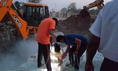 Two year old girl rescued from borewell after passes away