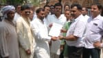 कांग्रेस कार्यकर्ताओं ने उप जिलाधिकारी को मांग पत्र सौपा।