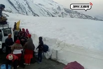 MORE THAN 250 PEOPLE CROSSES ROHTANG PASS ON FOOT AS WEATHER CHANGES