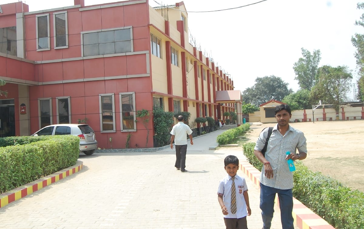 A large number of pawns in private schools