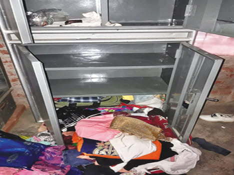 Locks take away the goods worth 2.5 lakhs