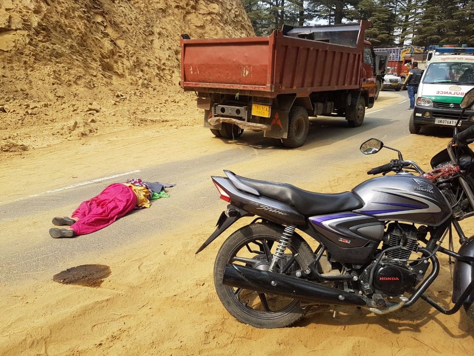 Dumper crushed women in champawat horiable photos