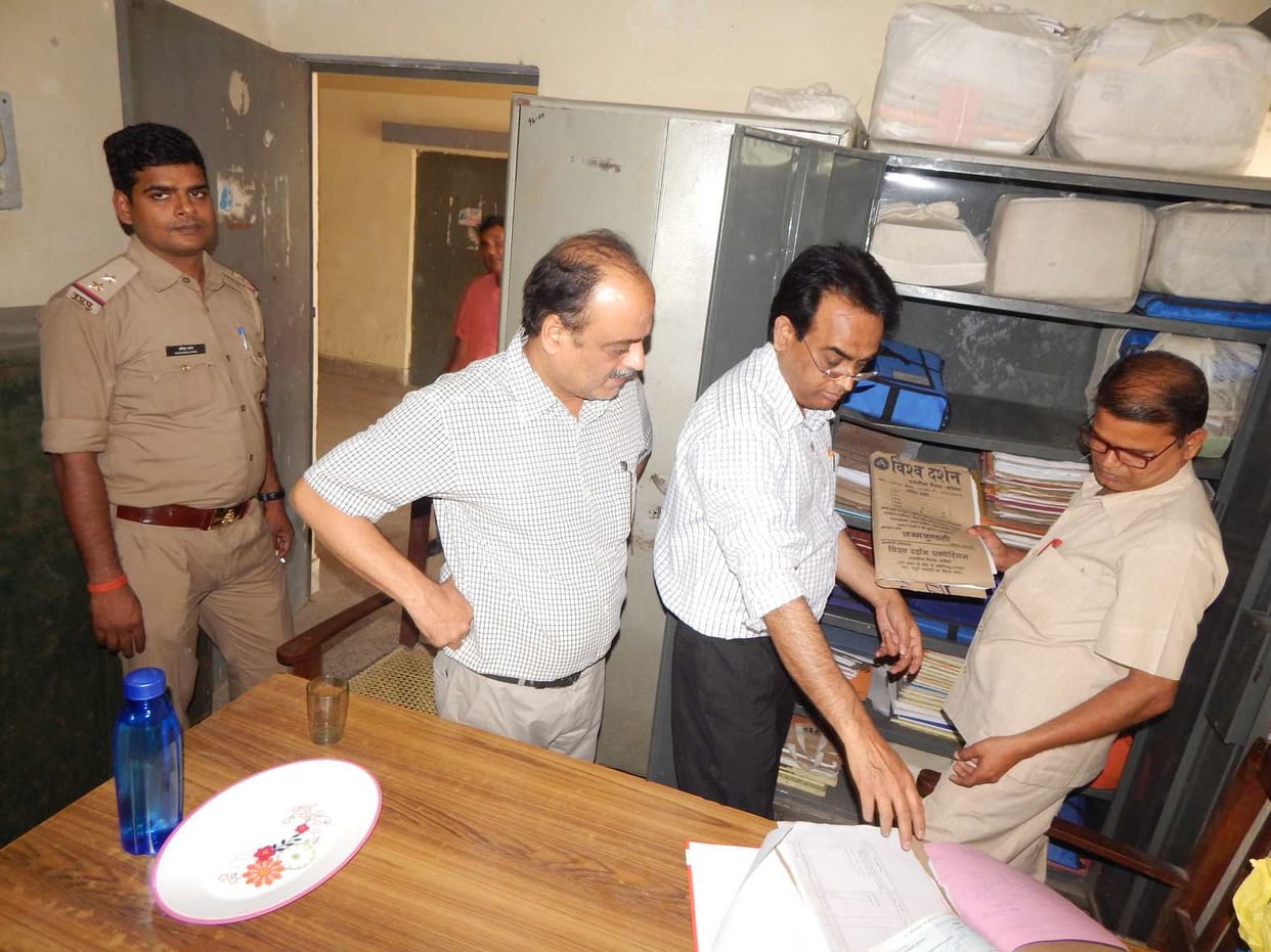 Breakaway lock of room of sacked babu