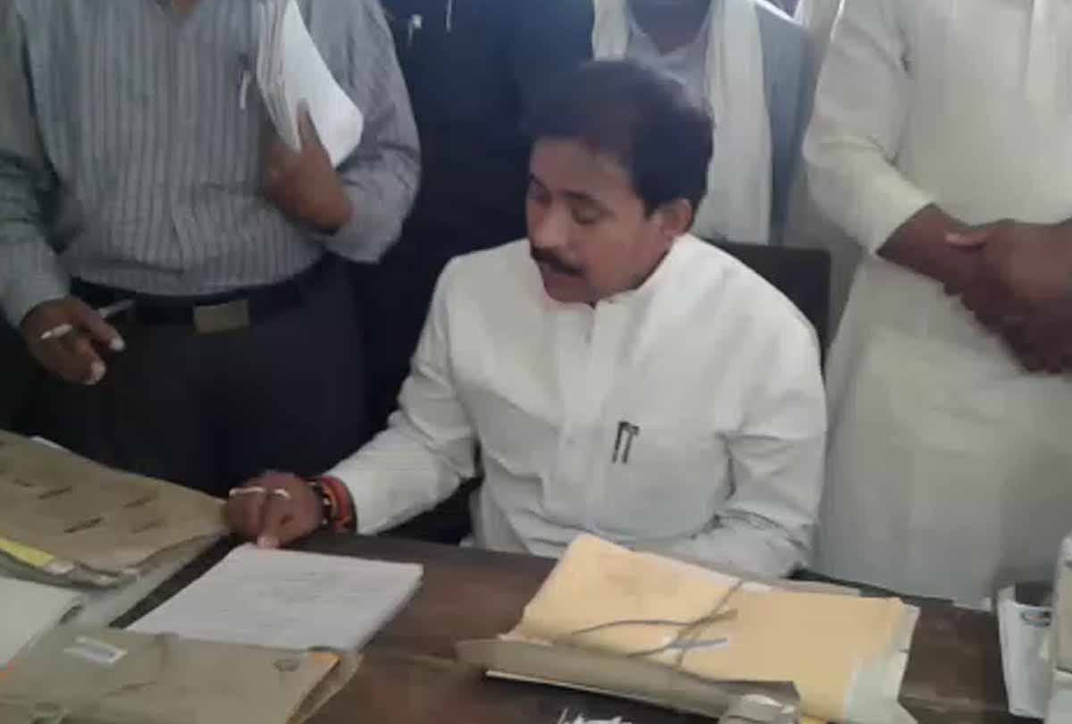 bjp minister Anil Rajbhar silence on question of achievements