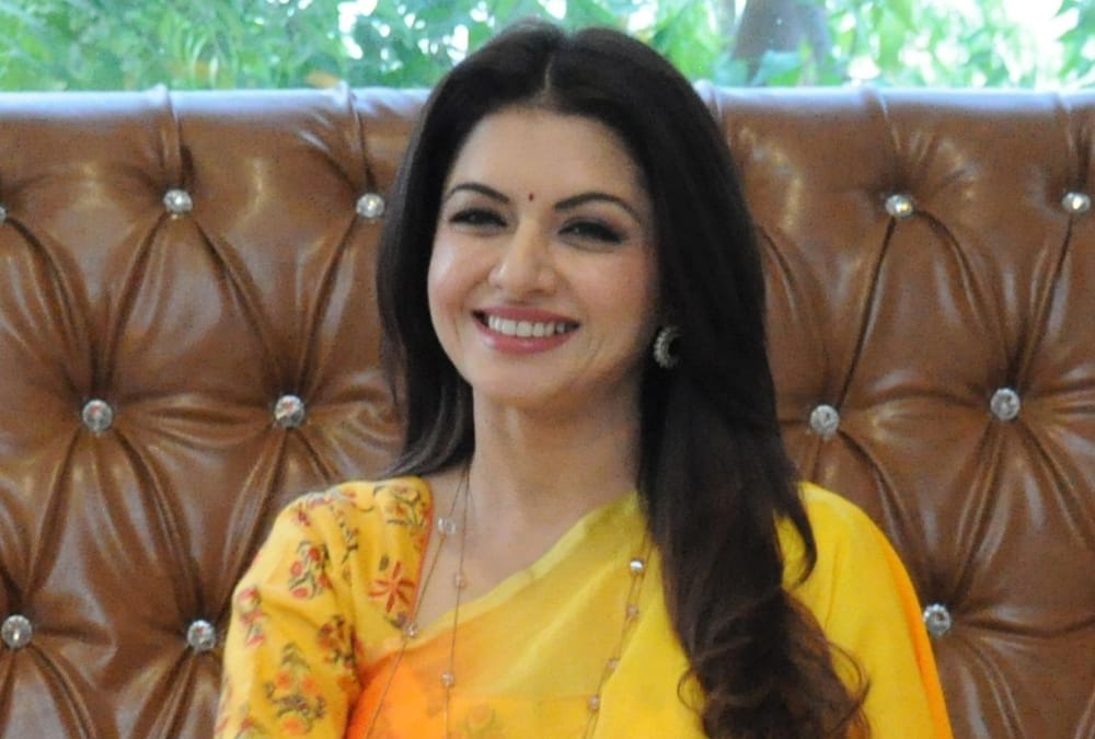 bhagyashree said dhoni had some cricket left should't take retirement