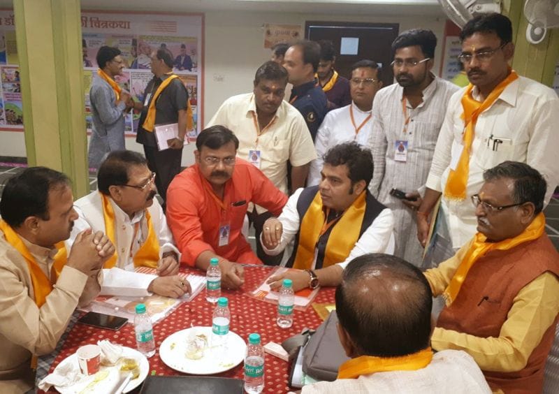 जेई के खिलाफ एकजुट हुए भाजपाई, ऊर्जा मंत्री से की शिकायत