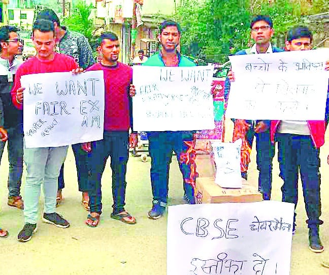 BJYM blows the CBSE chairman's effigy