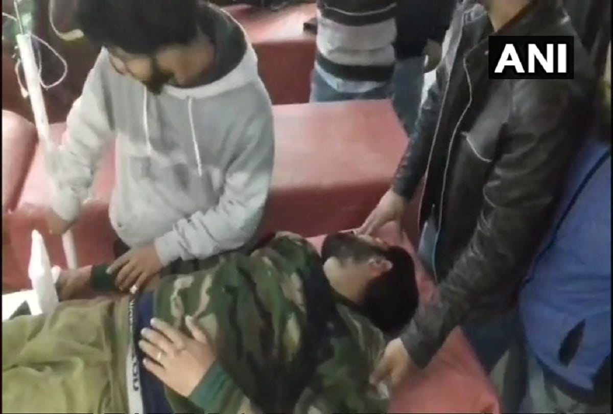 2 CRPF personnel martyr when CRPF truck driver lost control due to stone pelting in jammu kashmir