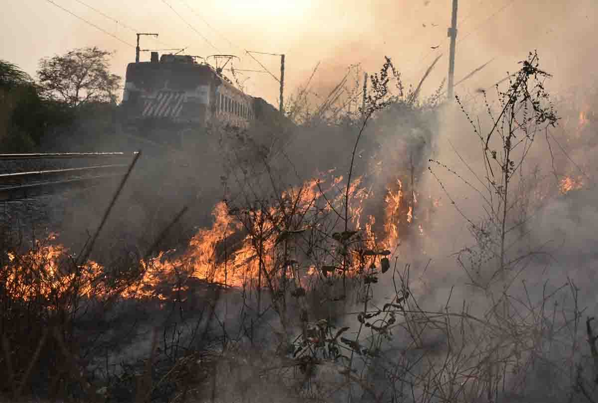 fire on railway line kanpur
