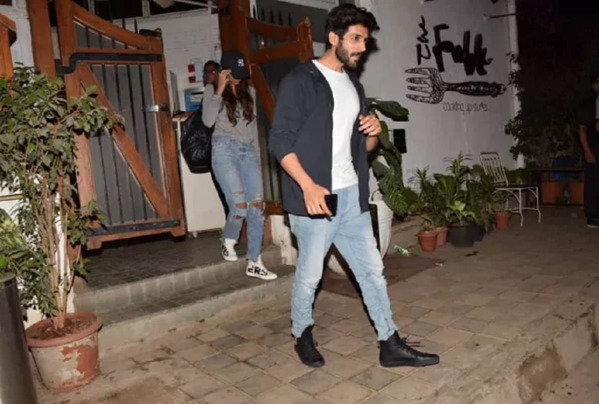 Kartik Aaryan spotted with girlfriend after dinner in Juhu 