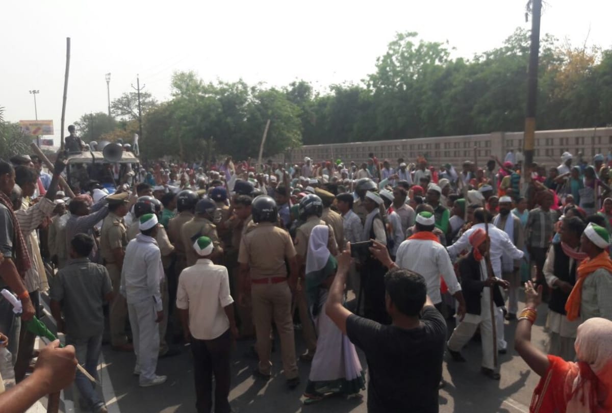 protest of farmers for compensation in lucknow